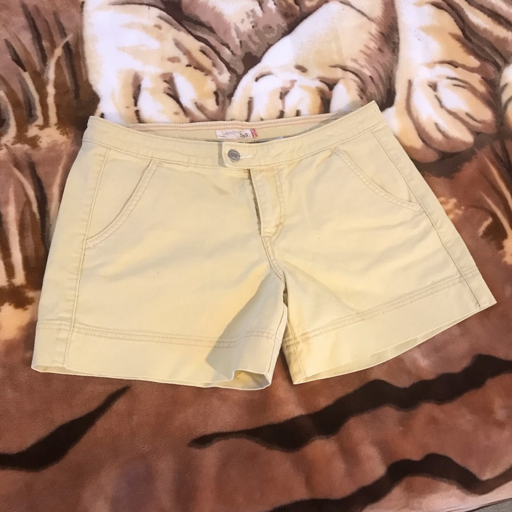 LEVI’S💕 545 Women Yellow Shorts.